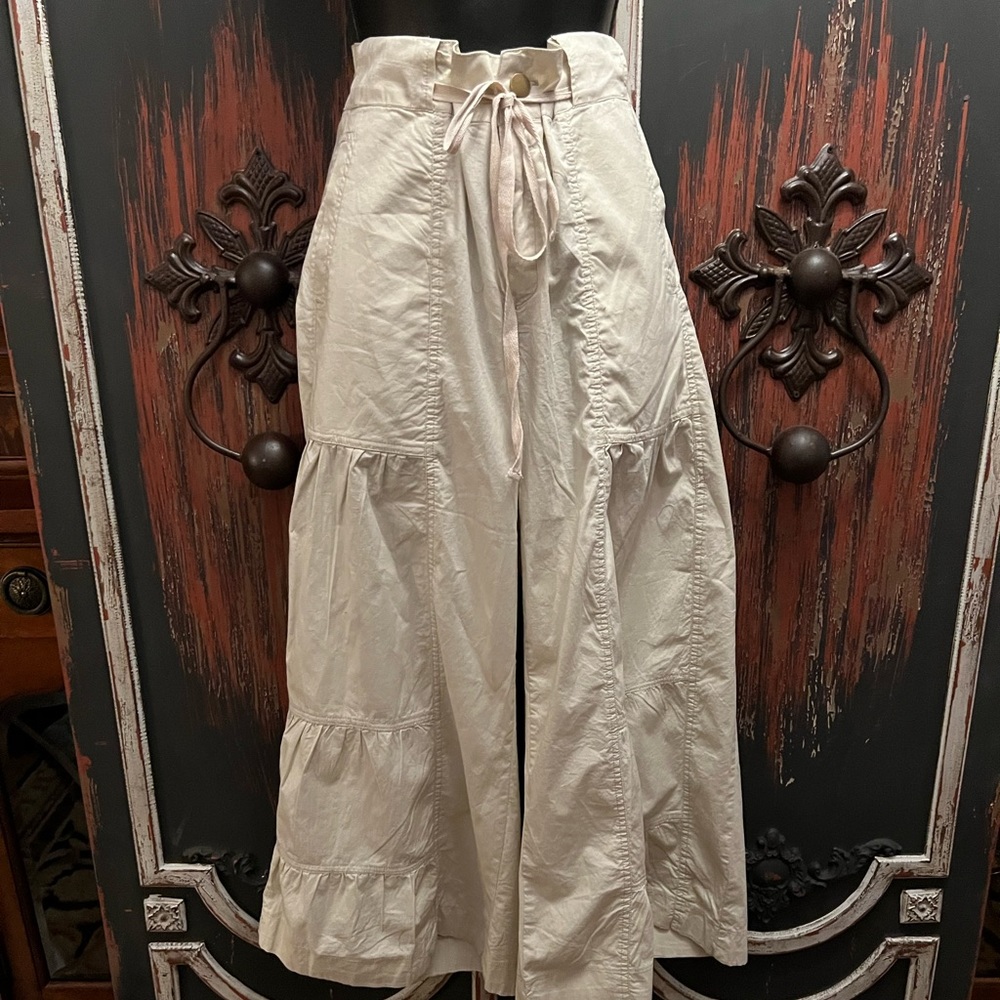 Contrast beige cotton utility pant.